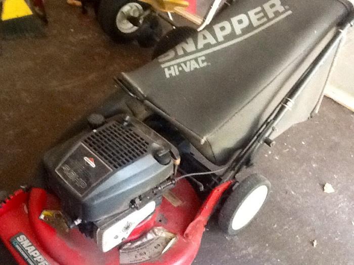 Snapper Hi-Vac mower with bagger self propelled 