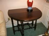 lovely gate leg table that opens to make an oval table