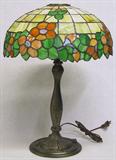 LEADED GLASS TABLE LAMP W/ ORANGE FLOWERS.