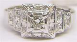 18KT WHITE GOLD RING WITH DIAMONDS.