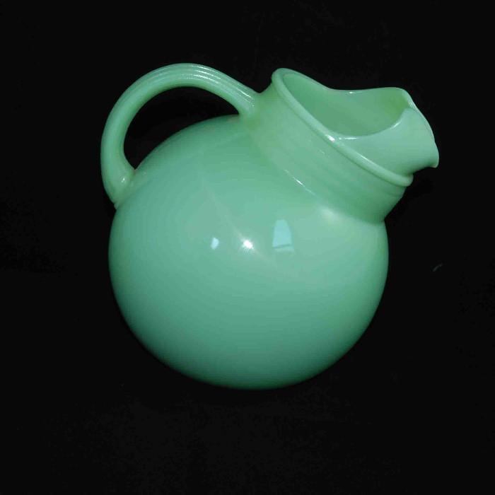 Vintage Jadeite Fire King tilt Ball pitcher
Condition: Very Good
Shipping: Yes
Size:64 oz
