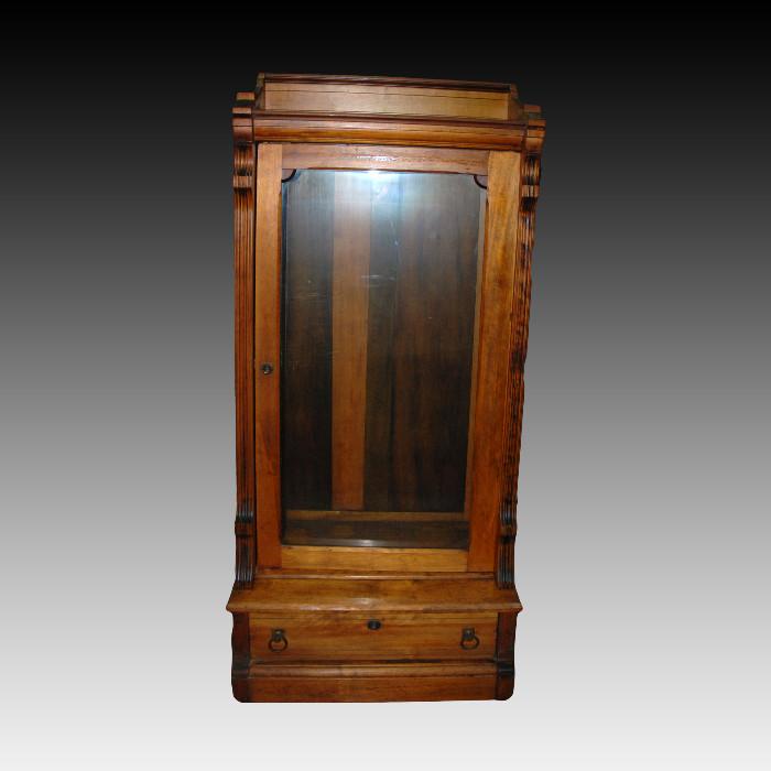 China cabinet antique with bottom locking drawer and locking cabinet, has hidden wheels
Condition:Very Good
Shipping: Please contact for estimates
Size:57" x 30"