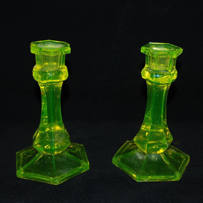 Pair of Vintage Uranium/ Vaseline Glass Candlesticks
Condition: Very good
Shipping: Yes
Size: 4"