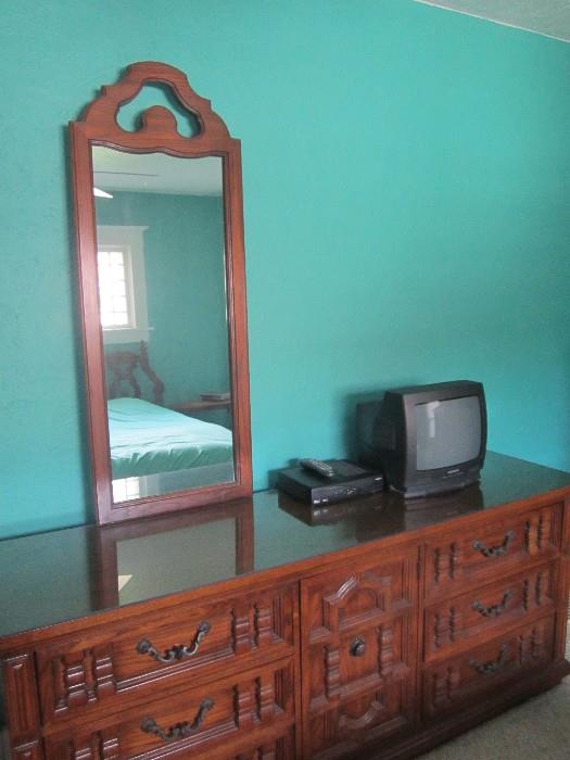 Bedroom set dresser with mirror