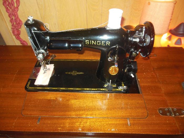 Vintage Singer Sewing Machine/Cabinet