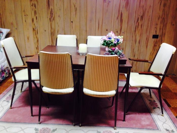 retro table with two leaves and 6 chairs