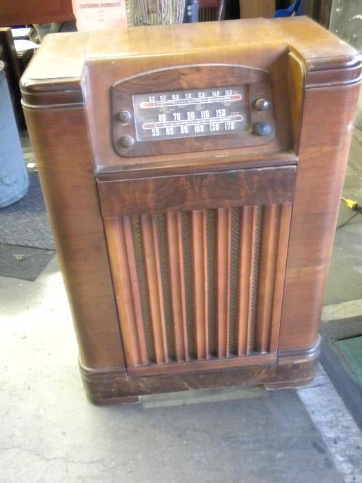 Philco 46 1226 Tube Radio Phonograph in working condition
