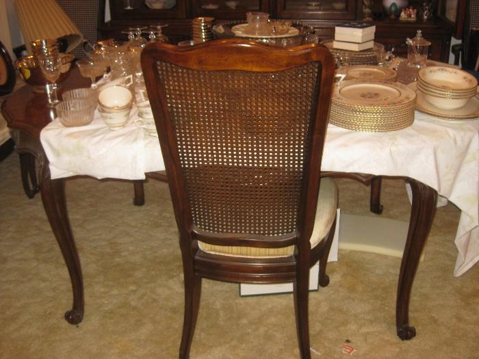 beautiful dining room table with two additional leaves and 6 chairs