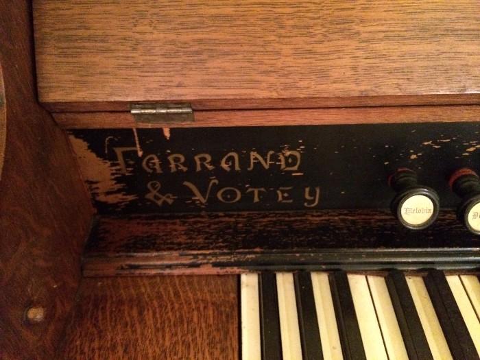Farrand & Votey pump organ (closeup of logo)