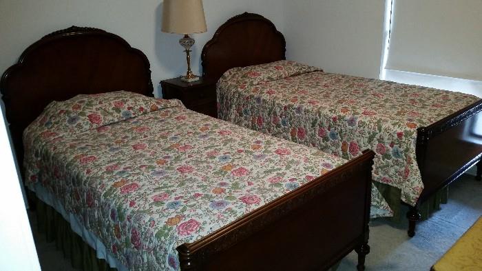 Beautiful Vintage Twin Bed Suite