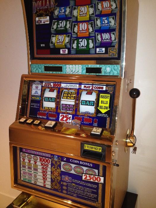 25 Cent Slot Machine. Excellent Condition 
