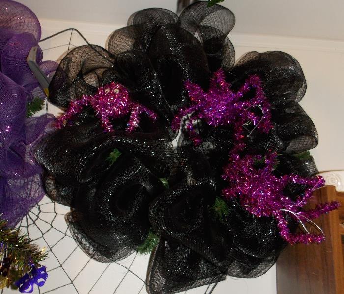 Deco mesh wreath with spiders