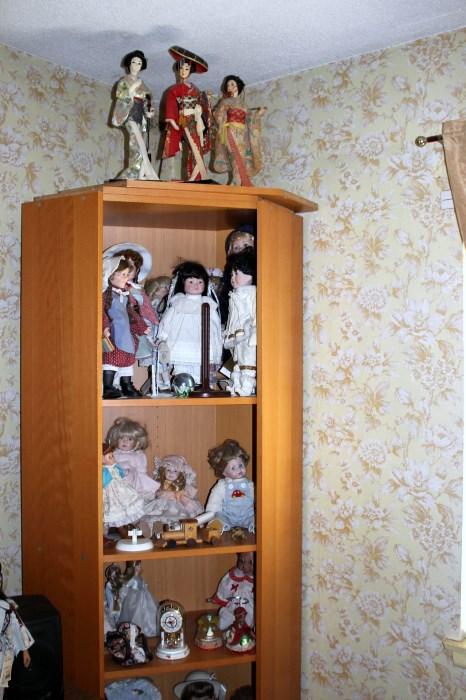 Lots of dolls, vintage and new, all kinds