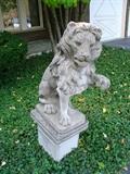 Excellent pair of lion statues