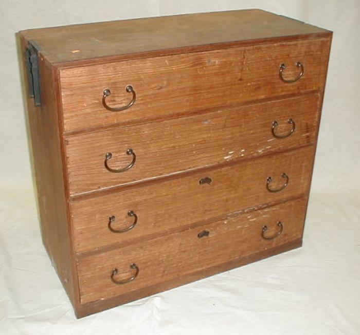 Tansu clothing chest