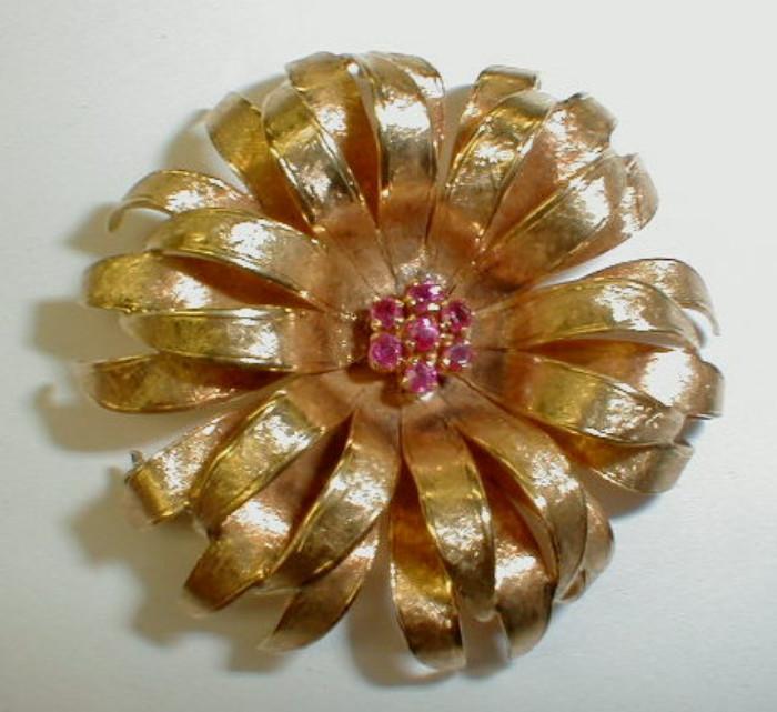 Gold Brooch with pink sapphires