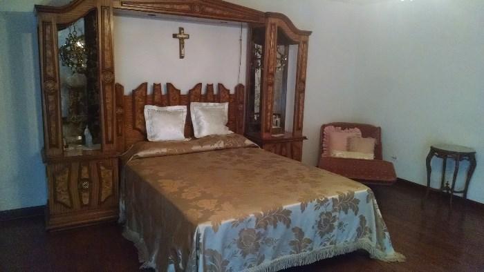 **ELEGANT*** IMPORTED FROM ITALY....VIRGILIO BED W/ SURROUNDING  WALL UNIT..COMES W/ 2 MINI CHANDELIERS...