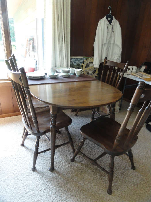 Dining room table 4/chairs 2 leaves