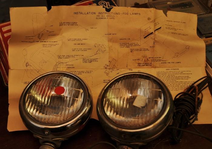 PAIR SMALL VINTAGE STYLE FOG LIGHTS 

WITH ORIGINAL INSTRUCTIONS 
