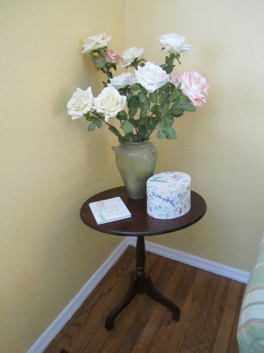 FLORAL AND SMALL TABLE