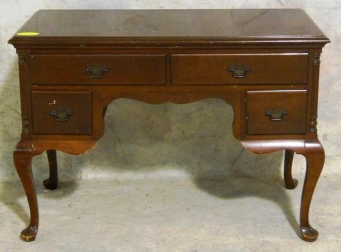 Queen Anne lowboy in Mahogany