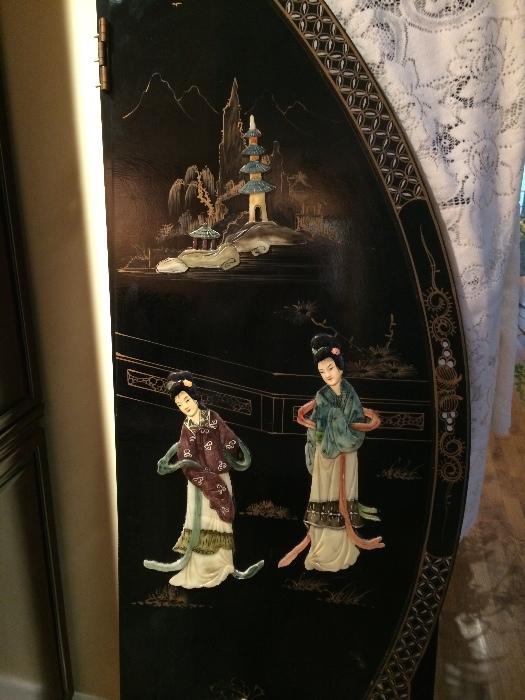 Beautiful vintage black lacquer & inlaid round screen/room divider