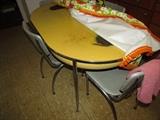 Neat retro metal table with one leaf and 4 chairs. Top could easily be refinished to make a really cool piece!!!!!