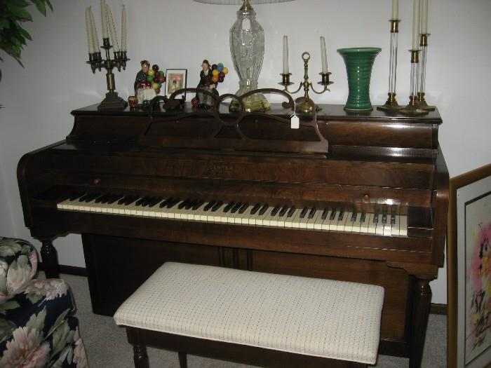 Lester console piano