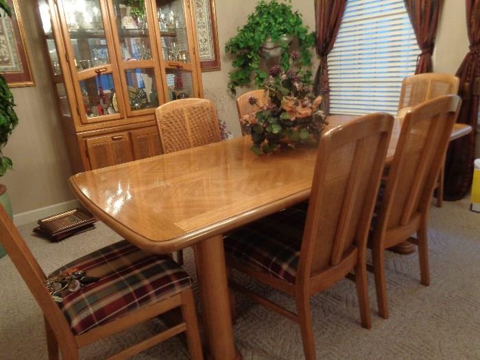 dining table w/leaf & 6 chairs