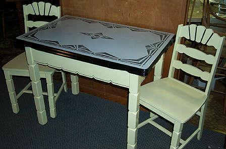 Kitchen table & 2 chairs - 40" x 25" w/ 10" pop up leaves
