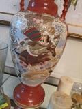 CLOSE-UP VIEW OF CIRCA 1900 JAPANESE PORCELAIN PALACE URN WITH HAND PAINTED WARRIORS NO DAMAGE