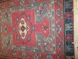DETAILED HAND WOVEN PERSIAN FLOOR RUG IN EXCELLENT CONDITION