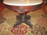CLOSE UP VIEW OF THOMAS BROOKS WALNUT AMERICAN VICTORIAN WALNUT MARBLE TOP TABLE