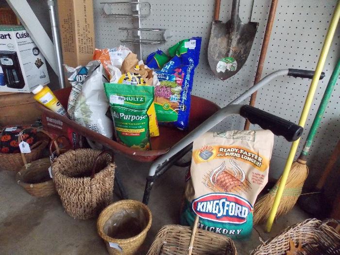 Wheelbarrow / potting soil / shovel / baskets / broom Cuisinart