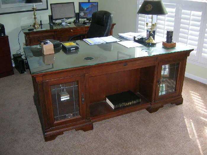EXECUTIVE DESK WITH LIGHTED DISPLAY CABINETS
