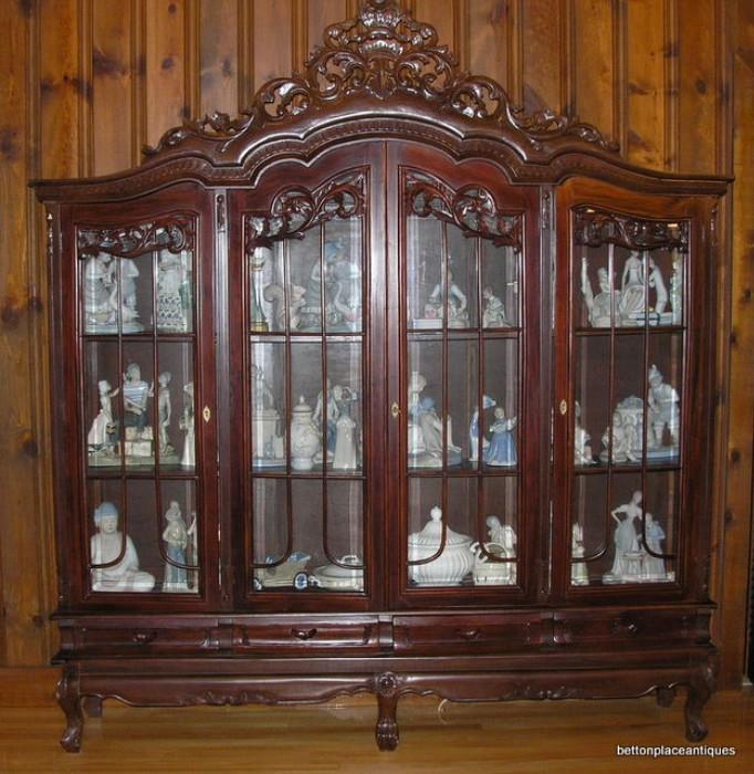 Mahogany Cabinet/ LLadro Nao Figurines
