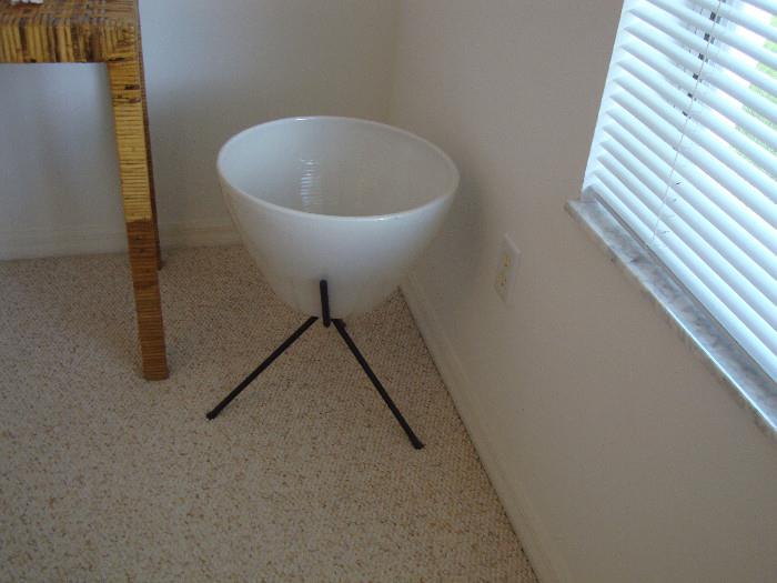 plant stand and pot (MCM)