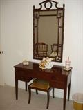 Craftique vanity w/stool, Lg. mirror