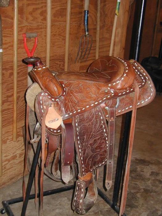 This saddle is not stamped with mfgr name. 