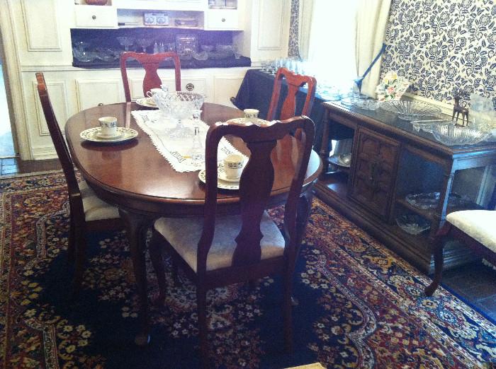 Queen Ann style dinning room table that has two leaves, 6 side chairs and two arm chairs