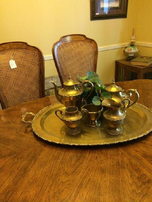                       Lovely dining table & 6 chairs