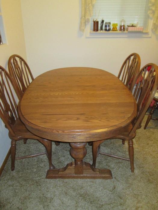 Nice dining table w/ 4 chairs