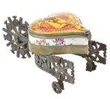 LOT 8: A PORCELAINE DE PARIS HINGED PORCELAIN HEART-FORM TRINKET BOX