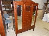 ANTIQUE CHIFOROBE