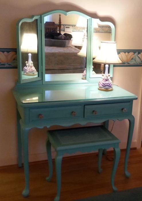painted dressing table in Tiffany blue!