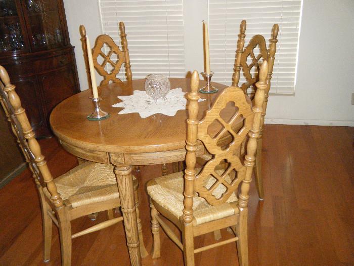 Solid Wood Comes with 2 Leaves