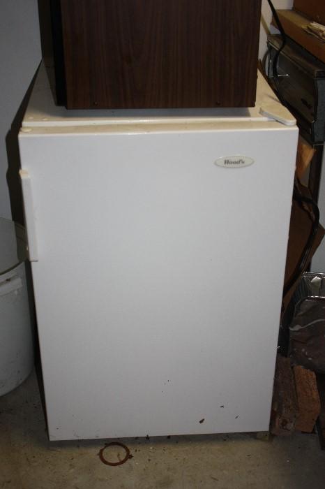 Small Apartment size Refrigerator. Perfect for college. 