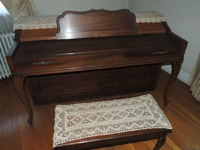 Baldwin Spinet Piano with bench
