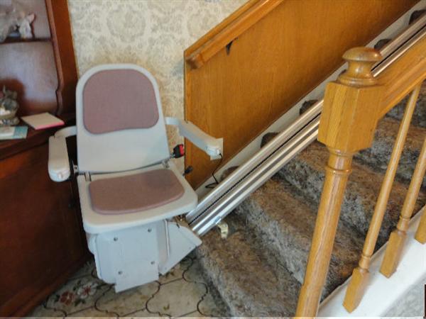 Acorn Stair Lift -- working condition, and complete