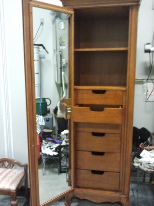 lingerie cabinet with mirrow